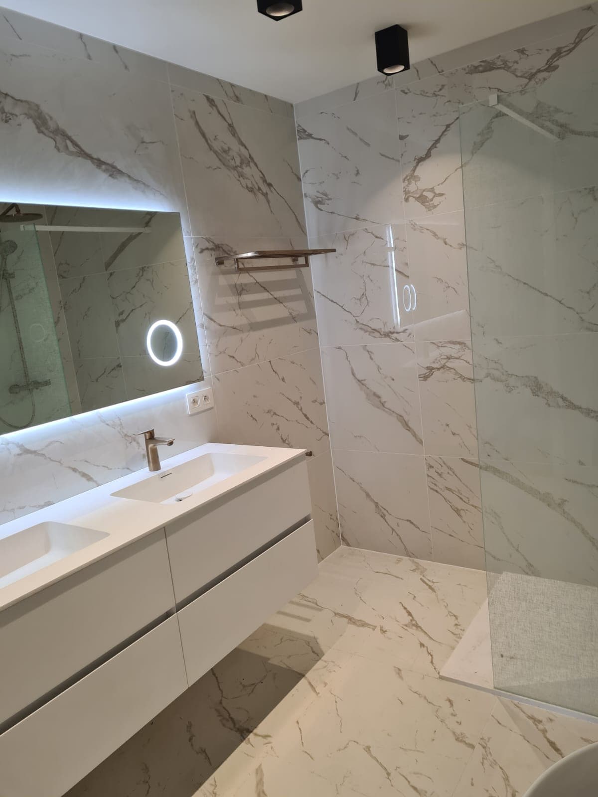 Marmerlook badkamer met goud · Antwerpen