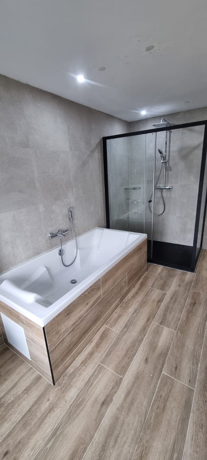 Badkamer met houtlooktegels · Antwerpen